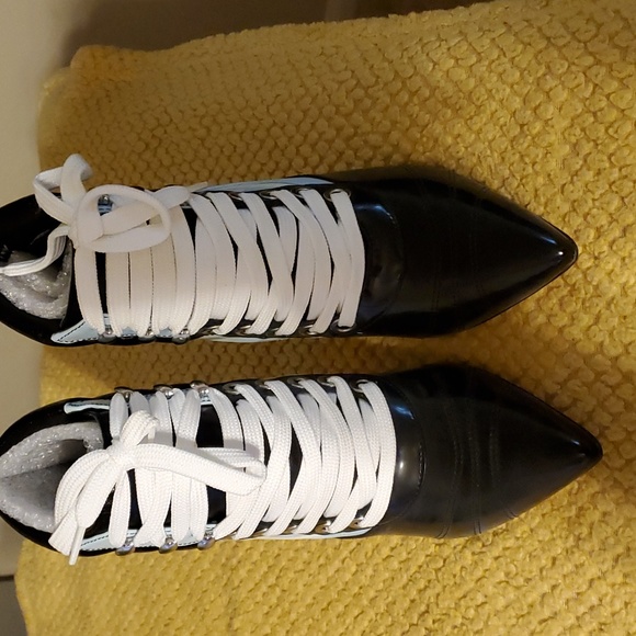 Gianni bini black/ white/ blue 4 inch heel tie up bootie. Size 8.5. New with box - Picture 4 of 4